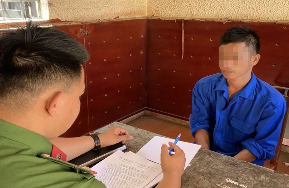 Trần Quang T tại cơ quan điều tra. Ảnh CAHT. Trần Quang T dùng dao dọa chủ tiệm tạp hóa cướp 10 gói thuốc lá