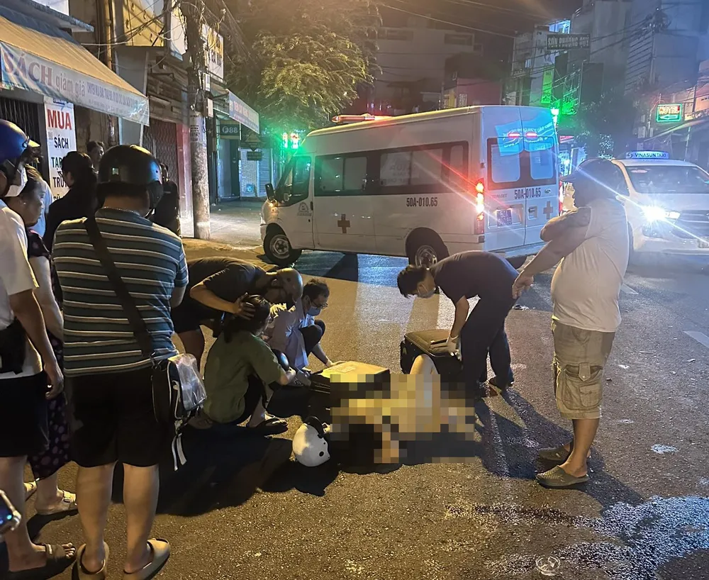 Nạn nhân bị thương nặng, trong khi nam thanh niên có liên quan đến vụ tai nạn rời khỏi hiện trường. Ảnh: NY Công an Bình Thạnh: Tìm người bỏ đi khỏi hiện trường sau va chạm giao thông