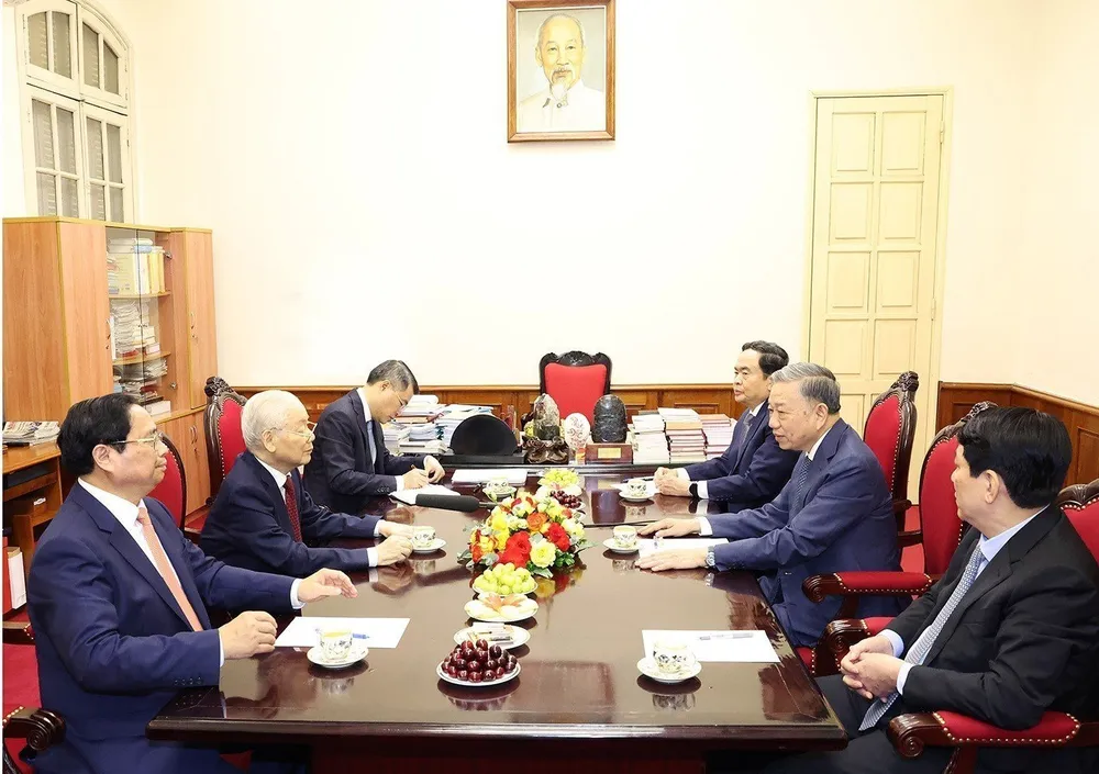 Ngày 18-5, tại Văn phòng Trung ương Đảng, Tổng Bí thư Nguyễn Phú Trọng đã làm việc cùng các lãnh đạo chủ chốt cuoc-lam-viec.jpg