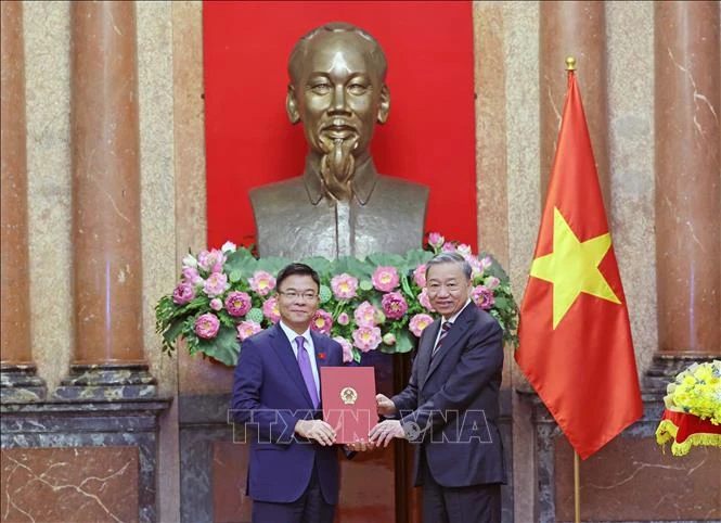 Chủ tịch nước Tô Lâm trao quyết định của Chủ tịch nước bổ nhiệm Phó Thủ tướng Chính phủ với ông Lê Thành Long vna_potal_chu_tich_nuoc_to_lam_trao_quyet_dinh_bo_nhiem_cho_pho_thu_tuong_va_bo_truong_bo_cong_an_stand (1).jpg