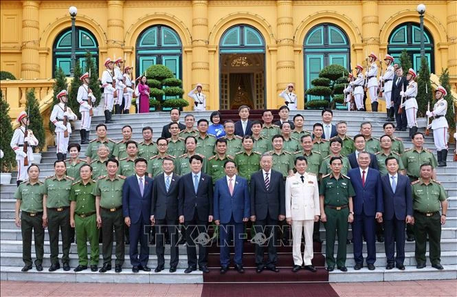 vna_potal_chu_tich_nuoc_to_lam_trao_quyet_dinh_bo_nhiem_cho_pho_thu_tuong_va_bo_truong_bo_cong_an_stand (2).jpg