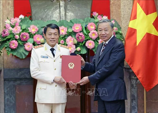Chủ tịch nước Tô Lâm trao quyết định của Chủ tịch nước bổ nhiệm Bộ trưởng Bộ Công an với Thượng tướng Lương Tam Quang vna_potal_chu_tich_nuoc_to_lam_trao_quyet_dinh_bo_nhiem_cho_pho_thu_tuong_va_bo_truong_bo_cong_an_stand.jpg