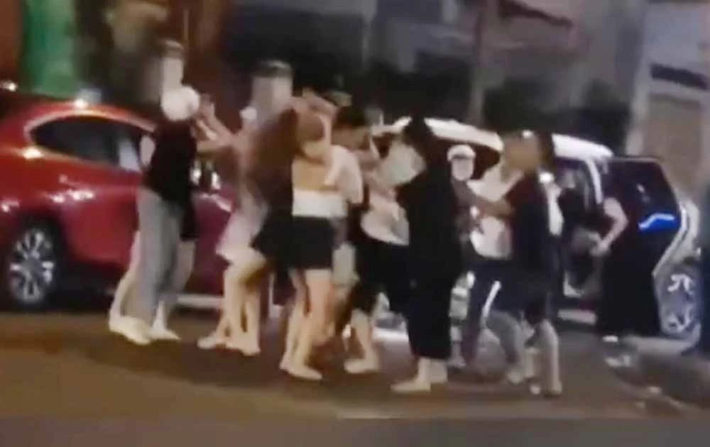 Nhiều phụ nữ xông vào đánh nhau. Ảnh cắt từ clip 2 nhom-phu-nu-danh-nhau.jpg