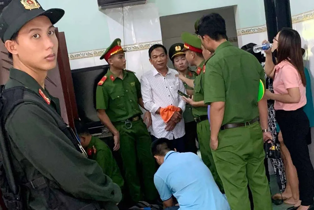 Công an thực hiện lệnh bắt với bị can Hoàng Tuy (Phó Chủ tịch UBND xã Sơn Mỹ, huyện Hàm Tân) để điều tra về tội thiếu trách nhiệm gây hậu quả nghiêm trọng. cong-truong-sa-tac.jpg