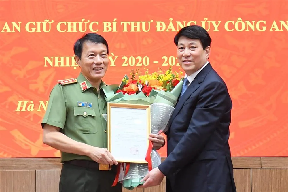 Đại tướng Lương Cường, Thường trực Ban Bí thư trao Quyết định và tặng hoa chúc mừng Thượng tướng Lương Tam Quang, Bí thư Đảng uỷ CATW, Bộ trưởng Bộ Công an. luong-tam-quang1.jpg