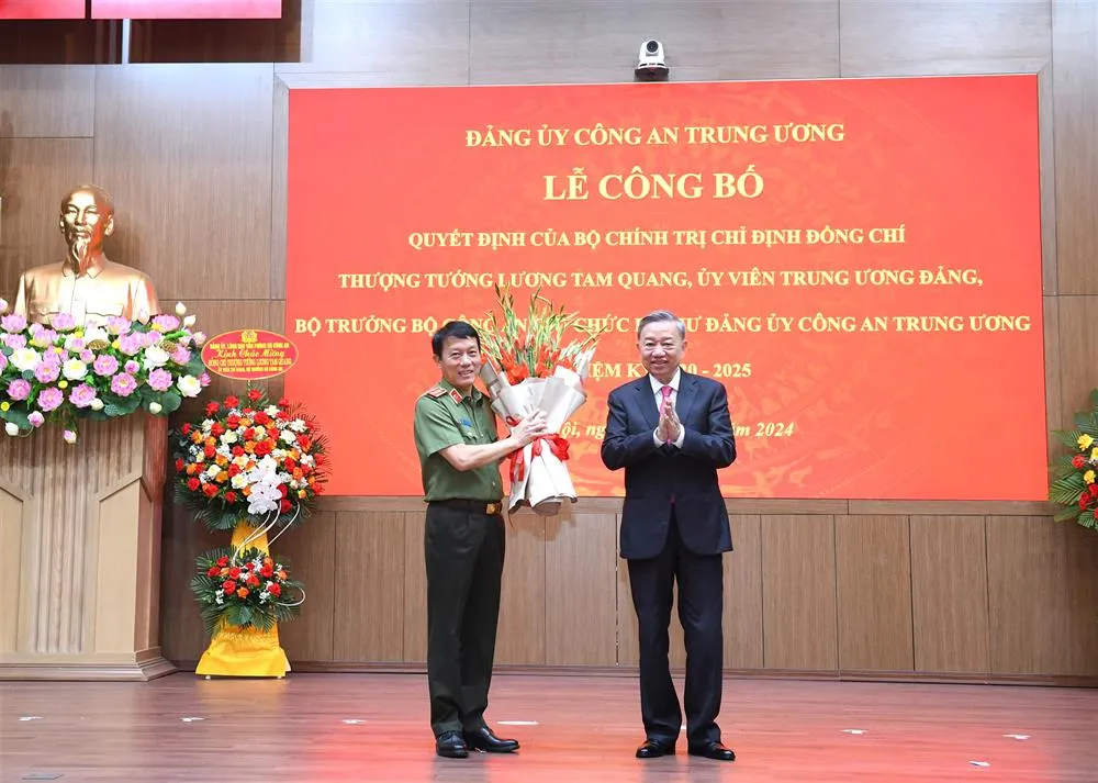 Đại tướng Tô Lâm, Chủ tịch nước tặng hoa chúc mừng đồng chí Bí thư Đảng uỷ CATW, Bộ trưởng Lương Tam Quang. luong-tam-quang2.jpg
