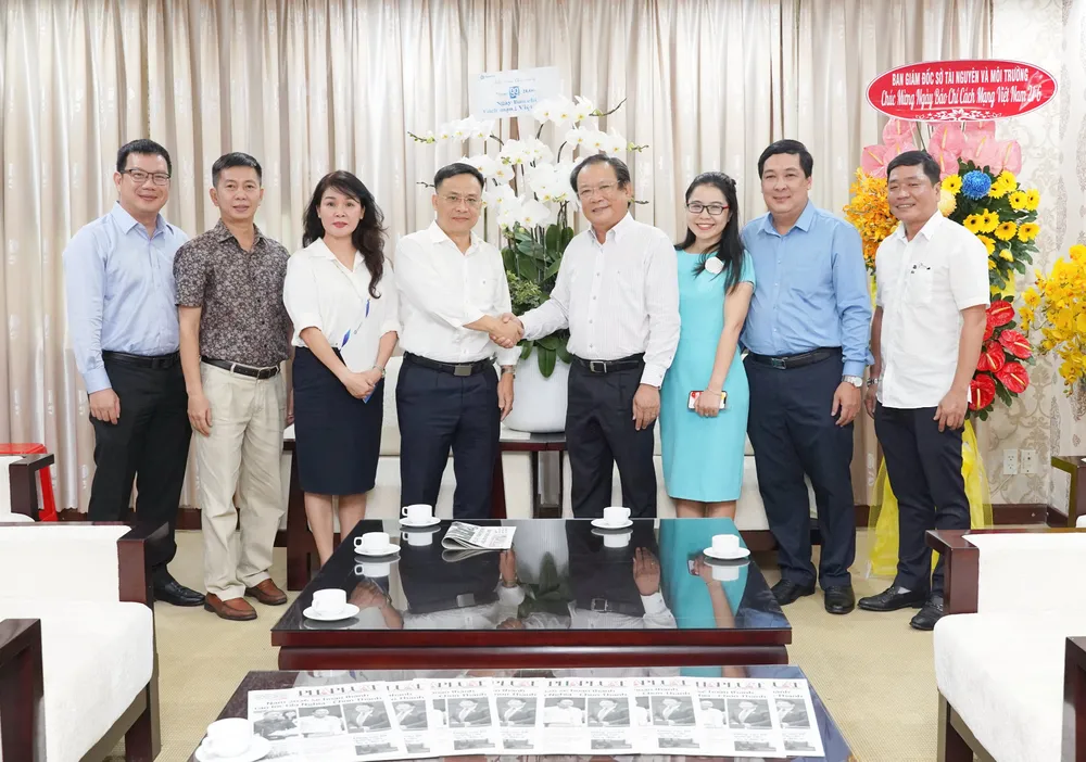 Đại diện Công ty Cổ phần Dịch vụ Hàng không Tân Sơn Nhất (SASCO) đến chúc mừng báo Pháp Luật TP.HCM nhân ngày Báo chí Cách mạng Việt Nam. Ảnh: THUẬN VĂN saco.jpg