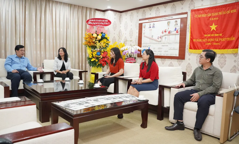 Nhiều cơ quan, đơn vị thăm, chúc mừng báo Pháp Luật TP.HCM nhân ngày 21-6 ảnh 4 sơ-TN&MT TP.HCM2.jpg