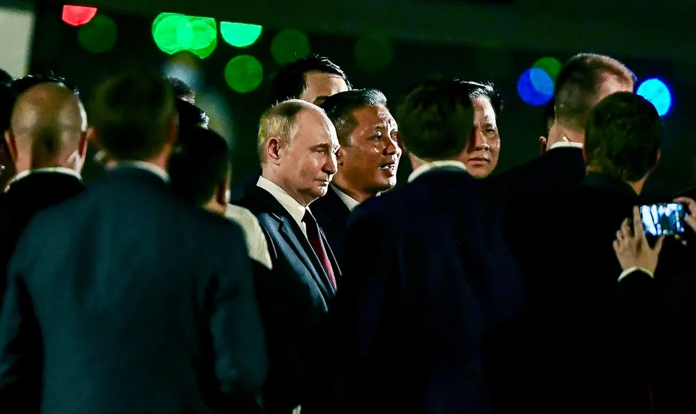 Khi đến chân cầu thang chuyên cơ, Tổng thống Putin dừng lại vài phút trò chuyện, bắt tay và chụp ảnh lưu niệm với những người đến tiễn. tuyen-bo-chung.jpg