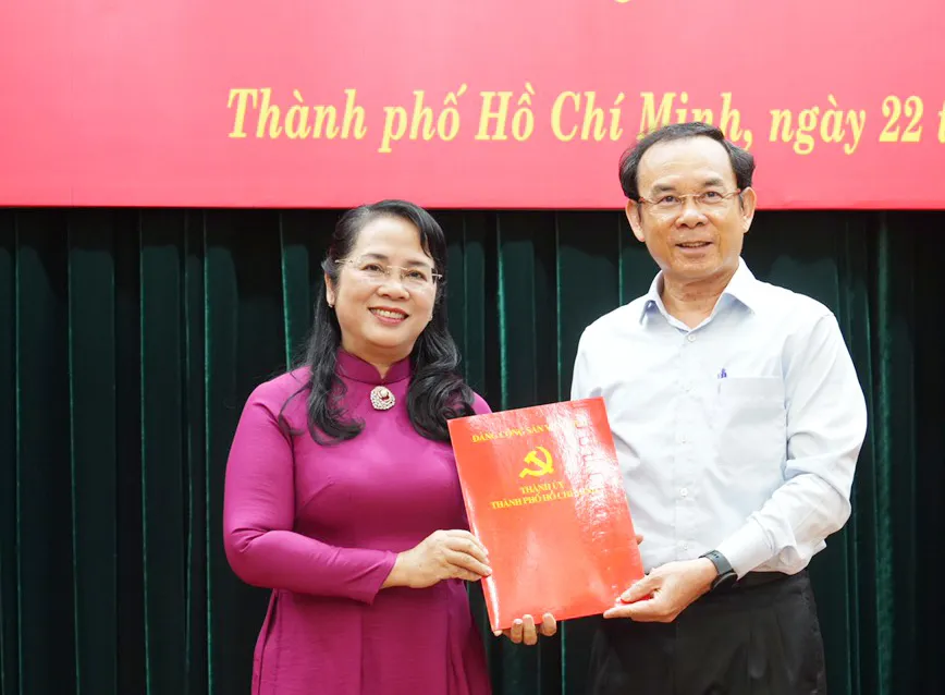 Bí thư Nguyễn Văn Nên đã trao quyết định của Ban Bí thư về việc chuẩn y bà Trần Kim Yến giữ chức vụ chủ nhiệm Ủy ban kiểm tra Thành ủy TP.HCM. tran-kim-yen.jpg