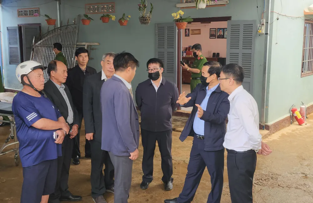 Quyền bí thư Tỉnh ủy Lâm Đồng đến hiện trường chỉ đạo việc khắc phục hậu quả vụ cháy. chet-chay-da-lat3.jpg