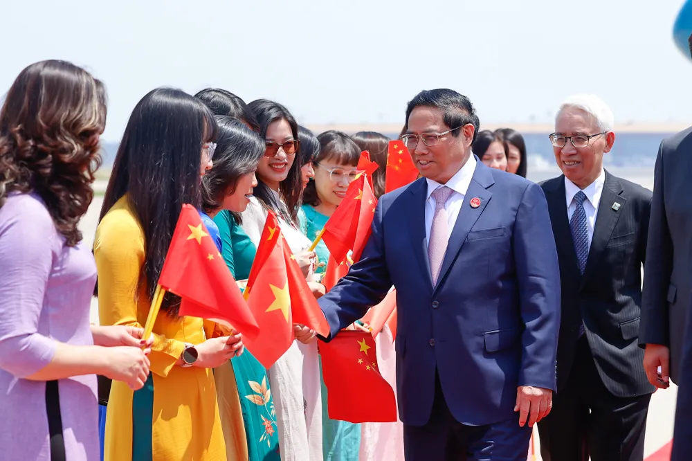 Đông đảo người dân và cán bộ Đại sứ quán Việt Nam tại Trung Quốc nhiệt liệt chào đón Thủ tướng - Ảnh: VGP/Nhật Bắc img5964-17193753734321636899002.jpg