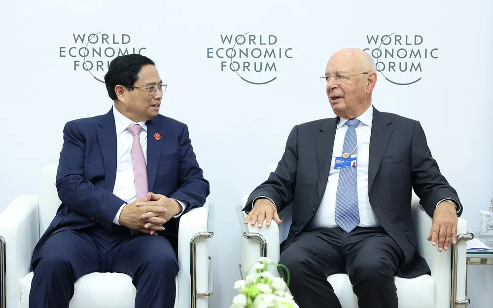 Thủ tướng tiếp GS. Klaus Schwab, Nhà sáng lập kiêm Chủ tịch điều hành WEF. GS. Klaus Schwab đã ca ngợi Việt Nam là nền kinh tế năng động, ngọn hải đăng về phát triển kinh tế và đầu tầu tăng trưởng của khu vực - Ảnh: VGP/Nhật Bắc 3.jpg