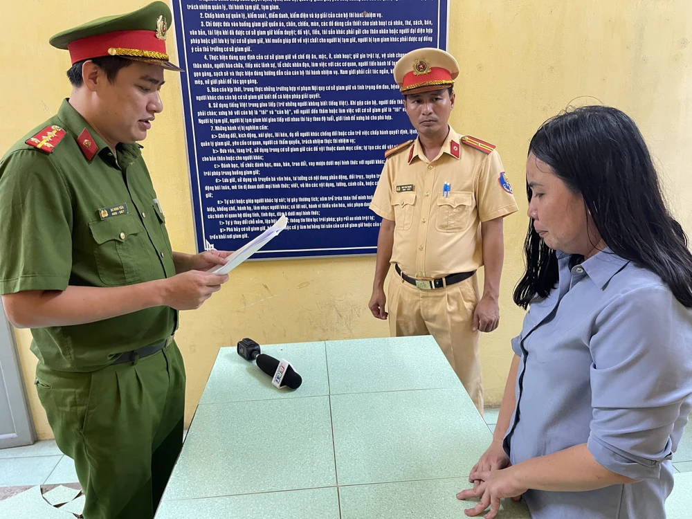 Trần Thị Thu Thanh nghe các quyết định tố tụng. Ảnh: XT nao-loan-vung-tau.jpg