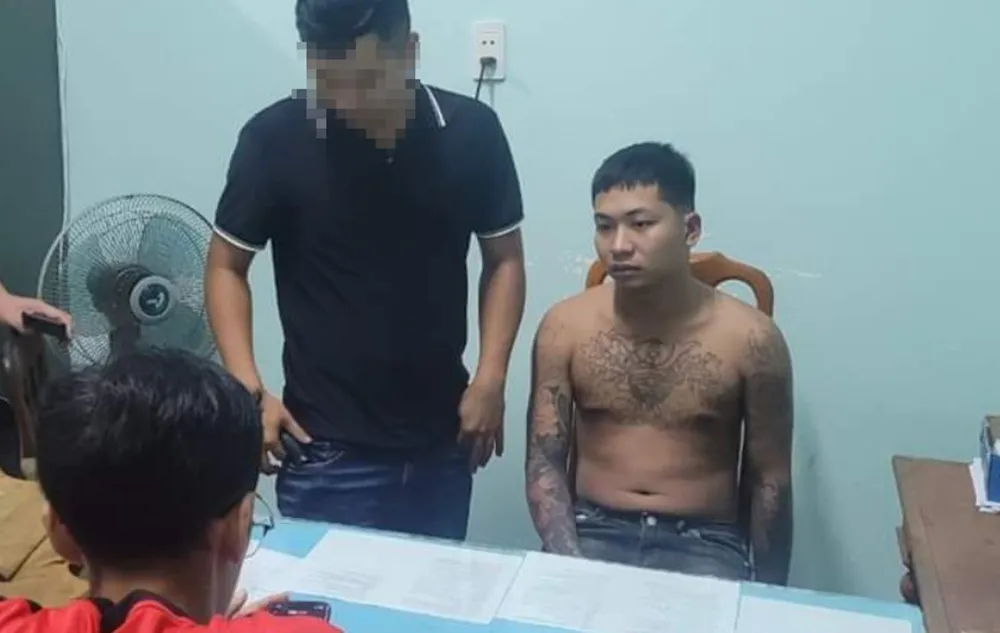 Công an lập biên bản bắt giữ người Screenshot_1.jpg