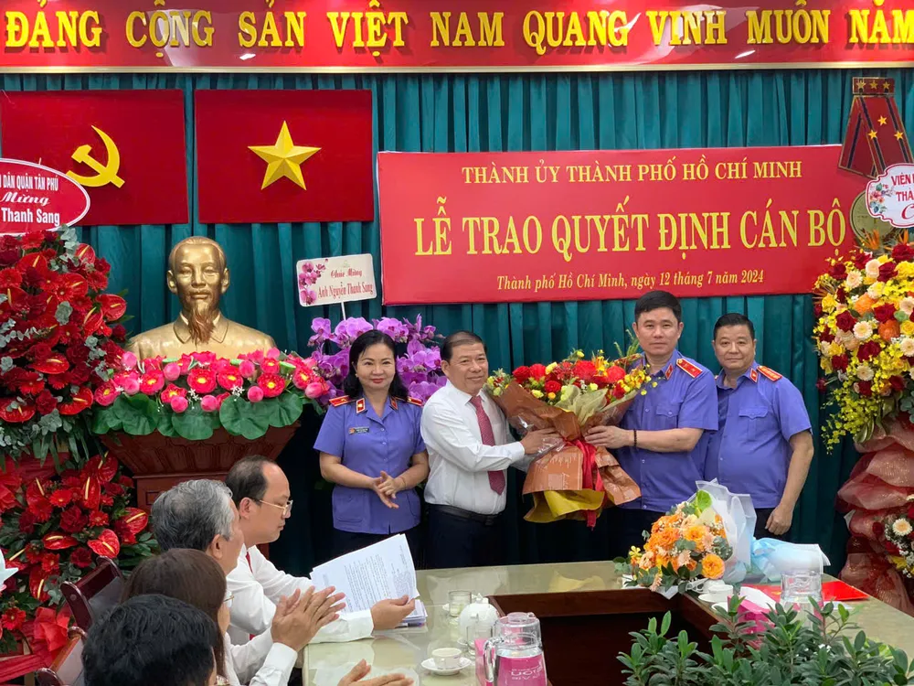 Lãnh đạo VKSND TP.HCM chúc mừng ông Sang nhận nhiệm vụ mới z5626486518988_76a694ed856586f0f8804a4e778fea77.jpg