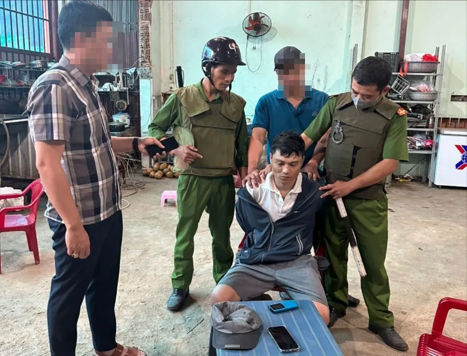 Trần Công Hùng thời điểm bị bắt đang cùng với Trần Công Hùng tàng trữ hơn nửa kg ma tuý đá. Ảnh: VT dai-ly-ma-tuy-da-huoai2.jpg
