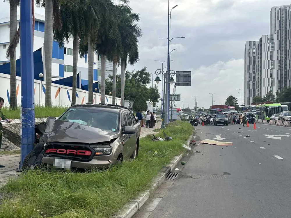Trong sáng cùng ngày, Công an TP Thủ Đức vẫn đang điều tra, làm rõ nguyên nhân chính thức vụ tai nạn. Ảnh: TS Ô tô bán tải tông tử vong người chạy xe máy đi ngược chiều trên đường Mai Chí Thọ