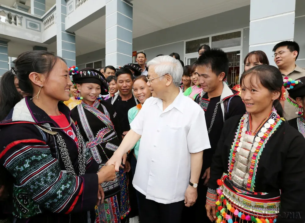 Tổng Bí thư Nguyễn Phú Trọng với đồng bào dân tộc xã nông thôn mới Bản Bo, huyện Tam Đường, tỉnh Lai Châu. Ảnh: Trí Dũng-TTXVN cd16.7730_resize-1417x1036.jpg
