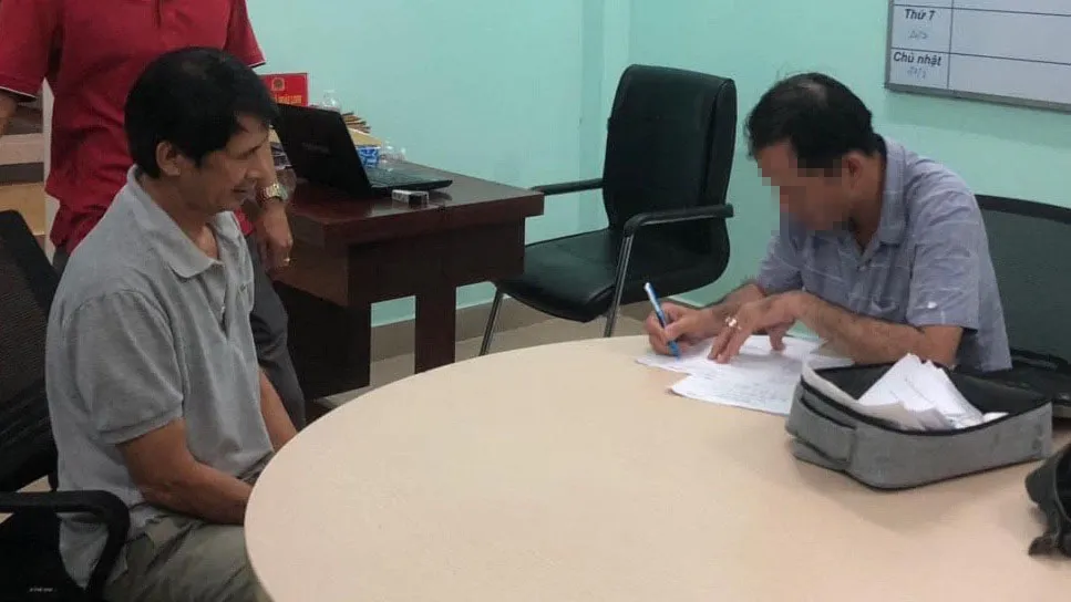 Công an lấy lời khai bị can truy nã đặc biệt Phạm Sỹ Chiêm. Ảnh: CAĐN. truy-na-dac-biet-nguy-hiem-sua.jpg