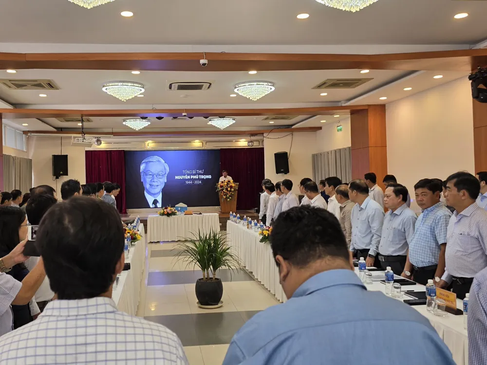 Lãnh đạo tỉnh cùng đại biểu và khách mời tham dự đã dành 1 phút mặc niệm Tổng Bí thư BCH TW Đảng Nguyễn Phú Trọng. z5660311299113_2cf51f70c20cddad6bab19ade1a99257.jpg