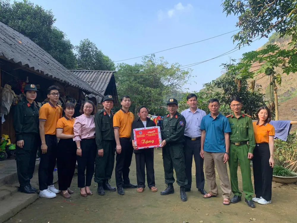 Phòng CSCĐ trao quà cho gia đình khó khăn. Ảnh PV canh-sat-co-dong.jpg