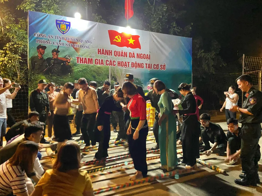 Cán bộ chiến sỹ Phòng Cảnh sát cơ động Công an tỉnh Tuyên Quang giao lưu văn hóa, văn nghệ với nhân dân. Ảnh: PV Cảnh sát Cơ động hành quân đến với người dân vùng khó khăn