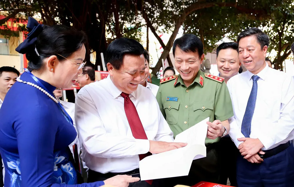 GS-TS Nguyễn Xuân Thắng, Ủy viên Bộ Chính trị, Giám đốc Học viện Chính trị Quốc gia Hồ Chí Minh, Chủ tịch Hội đồng Lý luận Trung ương (thứ hai từ trái); Bộ trưởng Bộ Công an Lương Tam Quang, Ủy viên Trung ương Đảng, và các đại biểu tham quan gian trưng bày sách bên lề hội thảo. Ảnh: PHI HÙNG di-chuc-cua-chu-tich-ho-chi-minh-da-soi-roi-dan-duong-cho-luc-luong-cand.jpg