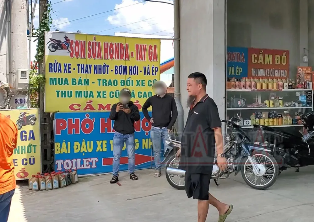Ông Thước được đưa về trụ sở Công an huyện Long Thành sau đó để phục vụ lấy lời khai, làm rõ. Ảnh: NHÓM PV p5_CHINH_cong-an-bat-giu.jpg