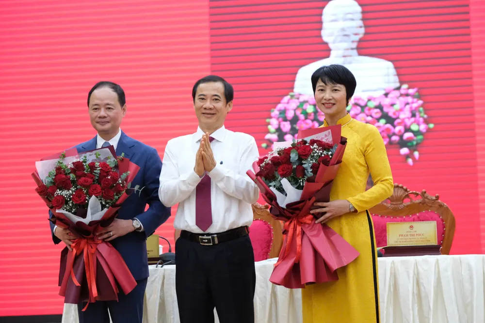 Quyền Bí thư Tỉnh ủy Lâm Đồng Nguyễn Thái Học tặng hoa chúc mừng ông Trần Hồng Thái, tân chủ tịch UBND tỉnh và bà Phạm Thị Phúc, tân Chủ tịch HĐND tỉnh. Ảnh: VT lam-dong1.jpg