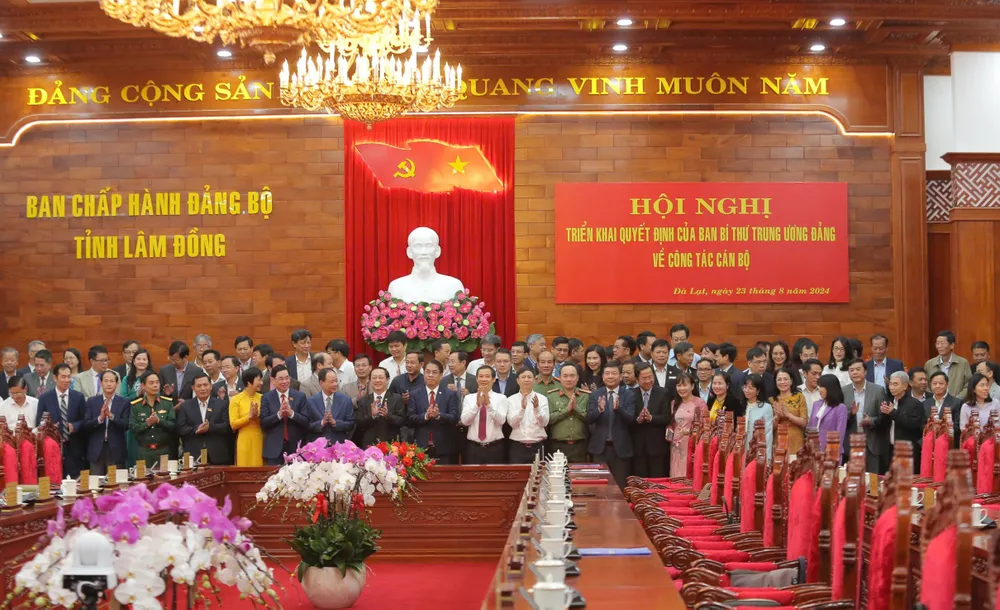 Các đại biểu chụp ảnh lưu niệm pho-bi-thu-lam-dong.jpg