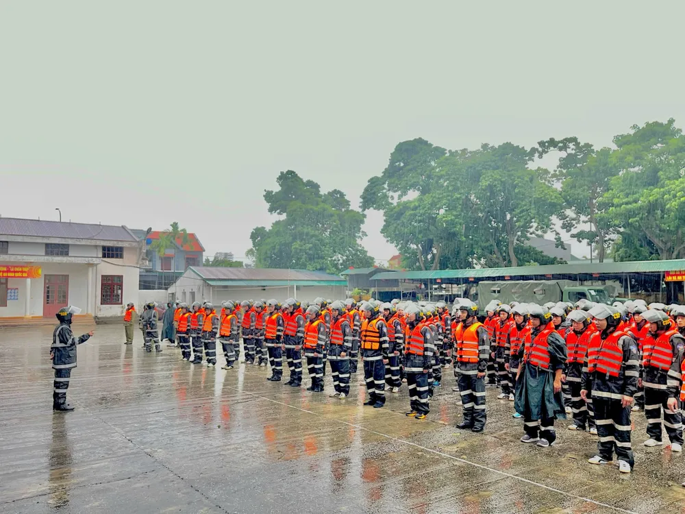Đại tá Nguyễn Văn Vinh - Trung đoàn trưởng Trung đoàn CSCĐ Đông Bắc trực tiếp chỉ huy CBCS đi cứu hộ cứu nạn vung.jpg
