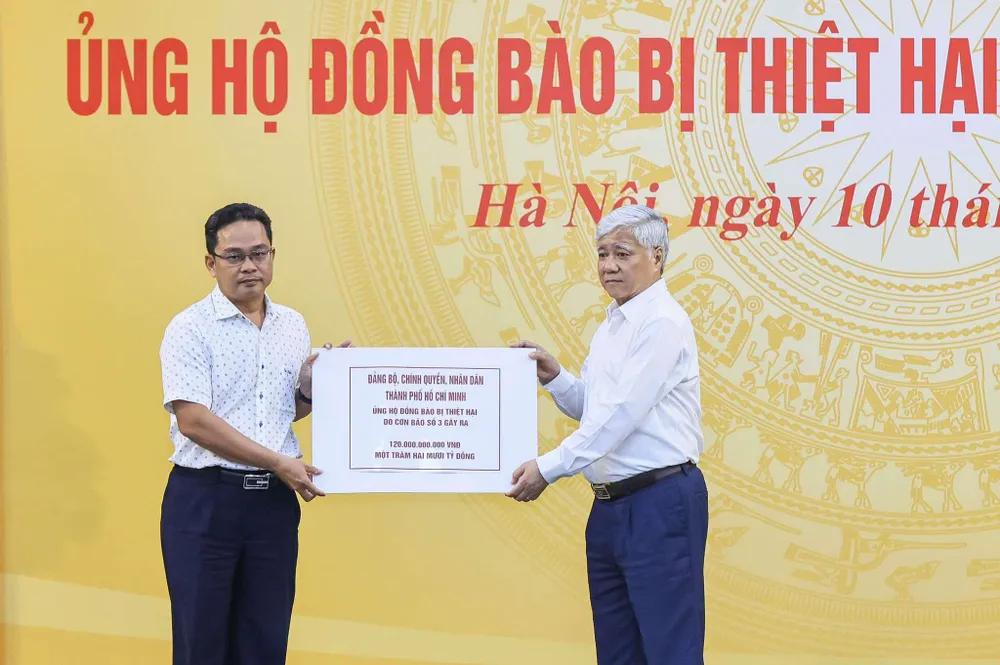 TP.HCM ủng hộ 120 tỉ đồng chia sẻ khó khăn với người dân vùng bão lũ. Ảnh: MTTQ mttq.jpg