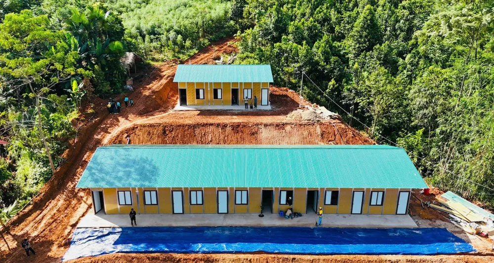 Dù chỉ là nơi tạm cư nhưng khu nhà tạm này vẫn có đầy đủ những điều kiện sinh hoạt thiết yếu. Ảnh: MINH TUẤN thon-lang-nu.jpg