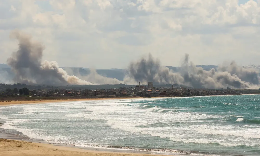 Khói bốc lên ở miền nam Lebanon ngày 23-9 sau các cuộc không kích của Israel. Ảnh: REUTERS Thông báo khẩn: Công dân Việt Nam cần rời khỏi Lebanon