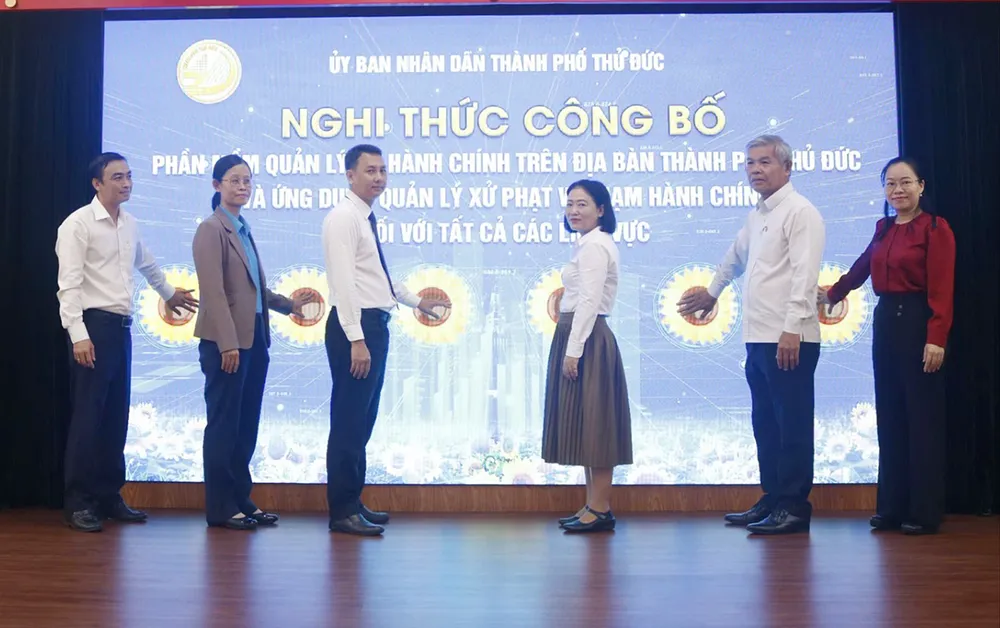Lãnh đạo TP Thủ Đức thực hiện nghi thức công bố phần mềm. Ảnh: HT sua_phan-mem-quan-ly-thu-duc.jpg
