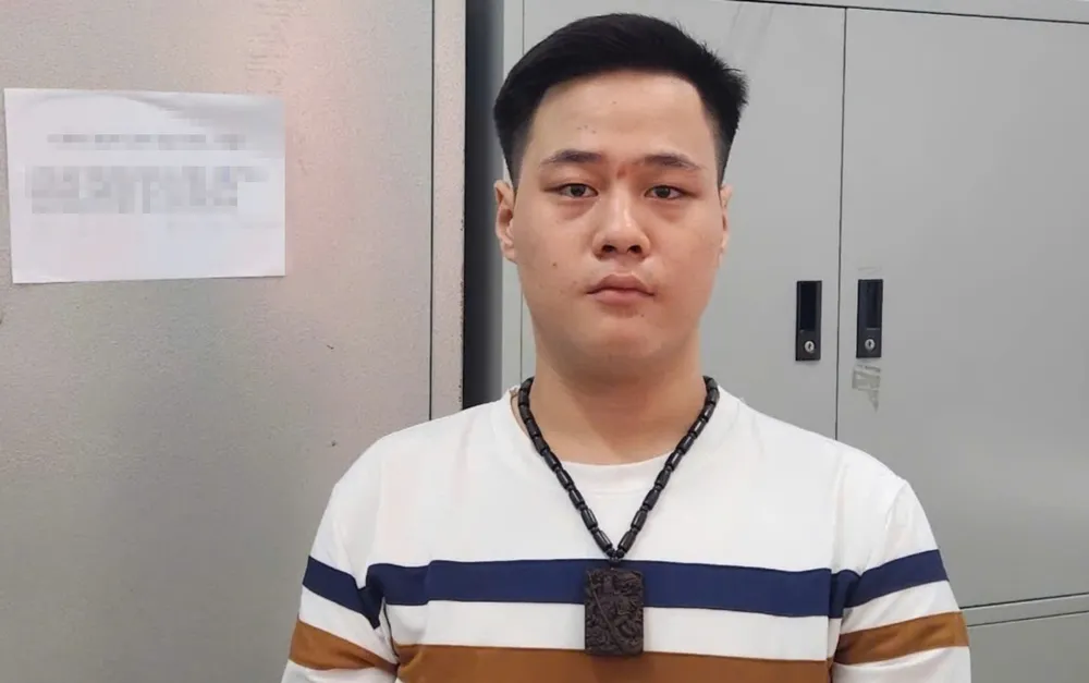 Đối tượng kề dao vào hông người phụ nữ bán hoa quả để cướp tài sản