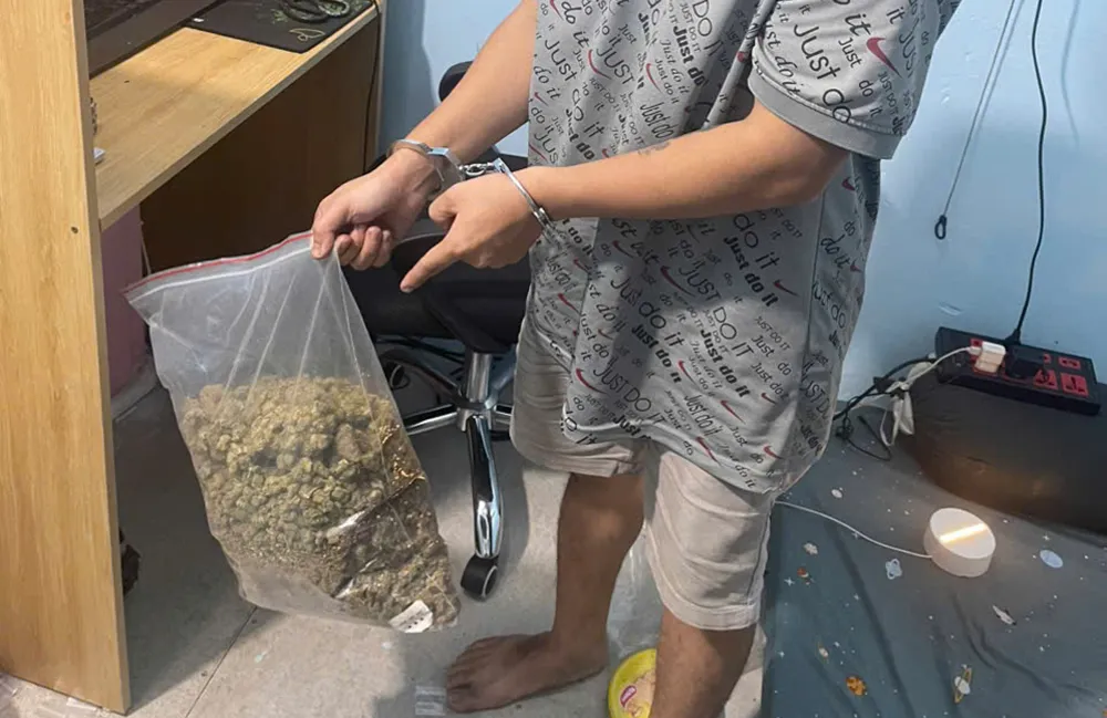 Số cần sa công an thu được khi khám xét nơi ở của Võ Quốc Huy. Ảnh: CACC Hùn tiền chơi ma túy, 3 sinh viên một trường đại học ở TP.HCM bị bắt