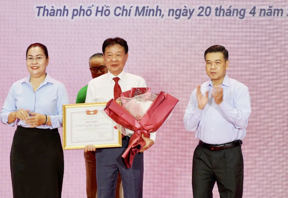 TP.HCM tặng bằng khen cho các đơn vị đồng hành cùng TP.HCM hoàn thành xoá 100% nhà tạm, nhà dột nát. Ảnh: PĐ xoa-nha-tam.jpg