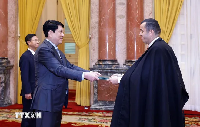 Chủ tịch nước Lương Cường nhận Quốc thư từ Đại sứ Cộng hòa Dân chủ Nhân dân Algeria tại Việt Nam Azeddine Bechka. (Ảnh: Lâm Khánh/TTXVN) Chủ tịch nước Lương Cường nhận Quốc thư từ Đại sứ Cộng hòa Dân chủ Nhân dân Algeria tại Việt Nam Azeddine Bechka. (Ảnh: Lâm Khánh/TTXVN)