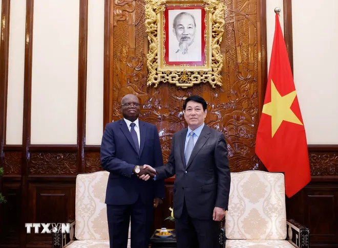 Chủ tịch nước Lương Cường tiếp Đại sứ Cộng hòa Angola tại Việt Nam Fernando Miguel. (Ảnh: Lâm Khánh/TTXVN) Chủ tịch nước Lương Cường tiếp Đại sứ Cộng hòa Angola tại Việt Nam Fernando Miguel. (Ảnh: Lâm Khánh/TTXVN)