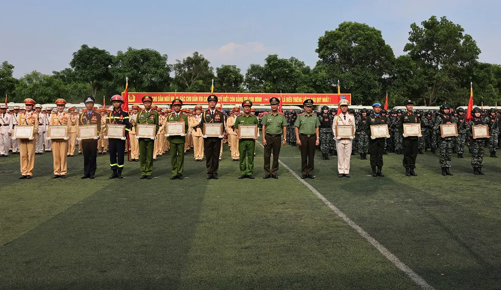 Bộ công an khen thưởng tập thể, cá nhân xuất sắc trong diễu binh, diễu hành đại lễ 30-4