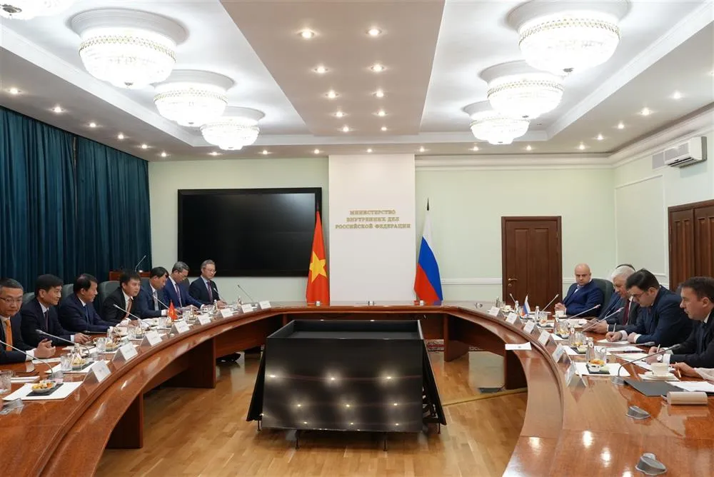 Đoàn đại biểu cấp cao Bộ Công an Việt Nam hội đàm với Đoàn đại biểu Bộ Nội vụ Liên bang Nga.