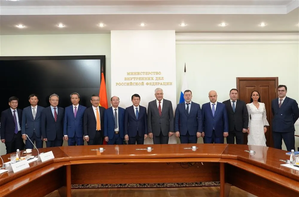 Các đại biểu chụp ảnh lưu niệm.