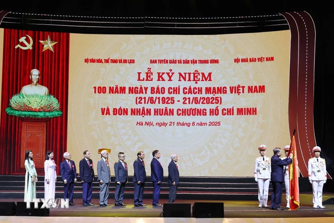 Tổng Bí thư Tô Lâm trao tặng Huân chương Hồ Chí Minh cho đội ngũ người làm báo. (Ảnh: Thống Nhất/TTXVN)