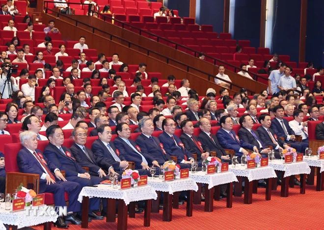 Tổng Bí thư Tô Lâm, các đồng chí lãnh đạo, nguyên lãnh đạo Đảng, Nhà nước và các đại biểu tại lễ kỷ niệm. (Ảnh: Thống Nhất/TTXVN)