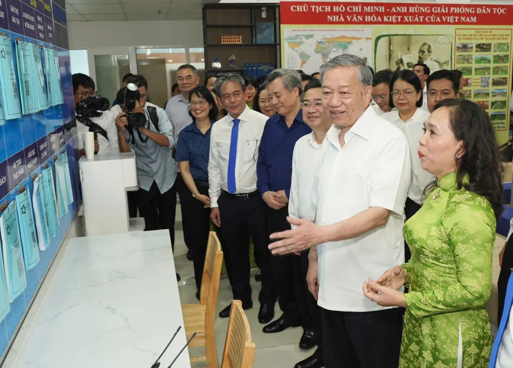 Chiều 29-6, Tổng Bí thư Tô Lâm khảo sát Trung tâm phục vụ hành chính công phường Xuân Hòa (phường được hình thành trên cơ sở sáp nhập toàn bộ phường Võ Thị Sáu và một phần phường 4, quận 3), TP.HCM. Ảnh: THUẬN VĂN
