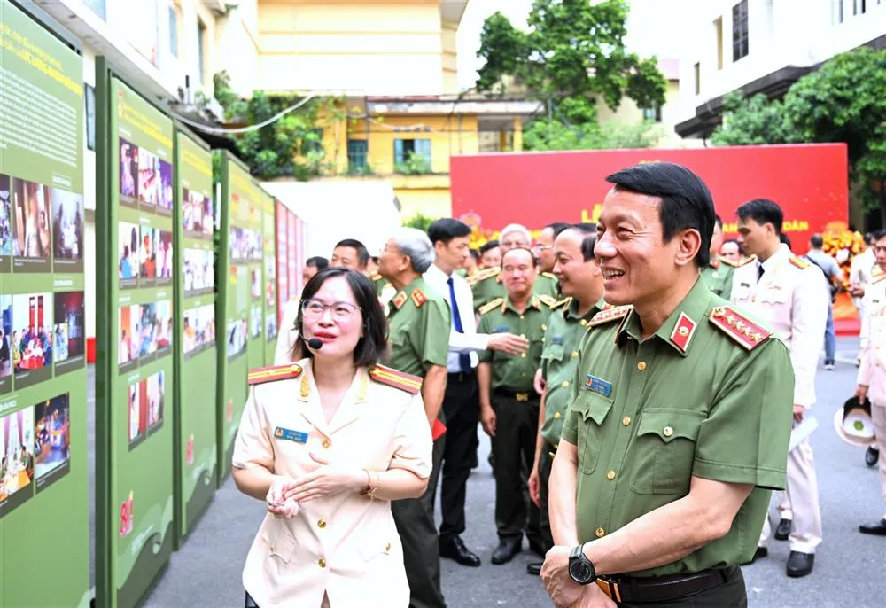 Bộ trưởng Lương Tam Quang và các đại biểu cùng nhìn lại quá trình xây dựng, chiến đấu và trưởng thành của Cục An ninh đối ngoại. Bộ trưởng Lương Tam Quang và các đại biểu cùng nhìn lại quá trình xây dựng, chiến đấu và trưởng thành của Cục An ninh đối ngoại.