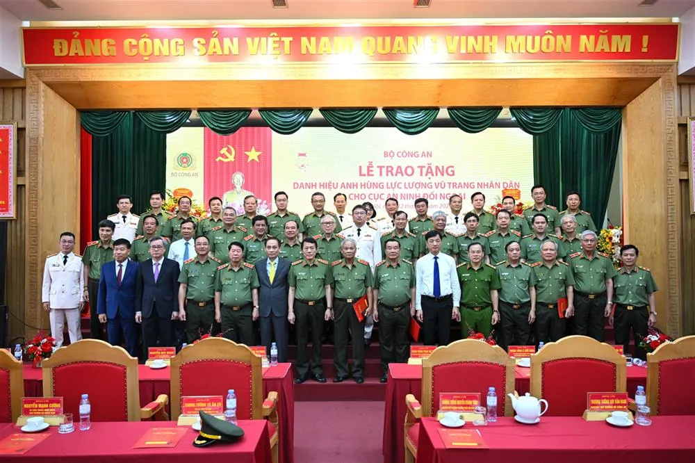 Các đại biểu chụp ảnh lưu niệm. Các đại biểu chụp ảnh lưu niệm.