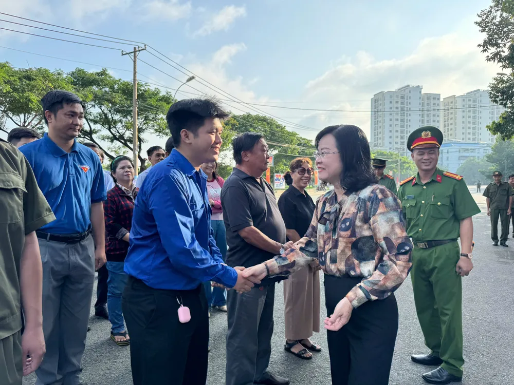Bà Võ Thị Chính, Chủ tịch UBND phường Đông Hưng Thuận, động viên các lực lượng tại lễ ra quân trấn áp tội phạm trên địa bàn. Ảnh: TRÍ MINH a0ae2166a9bd20e379ac.jpg